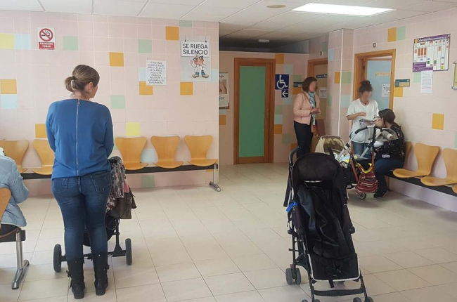 Varias madres esperan turno en una de las consultas de Pediatría de Atención Primaria de Aranda.-ECB