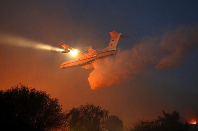 Un avion cisterna ruso descarga retardante quimico sobre el incendio forestal en Nataf  cerca de Jerusalen, Israel .-EFE / ABIR SULTAN