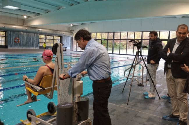 Un momento de la prueba en San Amaro de las nuevas sillas para el acceso a la piscina destinadas a personas con problemas de movilidad.