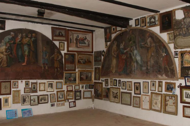 El museo de exvotos del Santuario de Santa Casilda apenas dispone de espacio para recoger los tributos de los fieles.-G.G.
