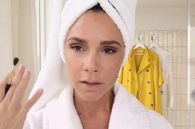 Victoria Beckham: Como maquillarse en solo cinco minutos.-