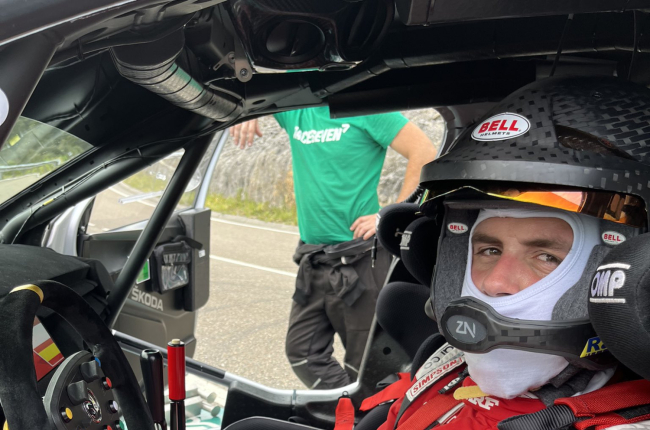 El piloto burgalés al volante de su Skoda Fabia RS Rally2.