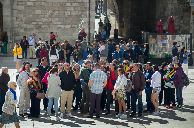 Imagen de un grupo de turistas en la plaza del Rey San Fernando.