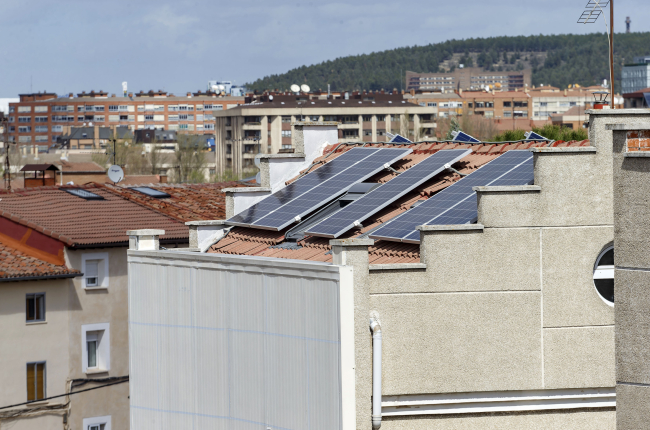 Paneles de energía solar en un edificio de viviendas en la capital burgalesa.