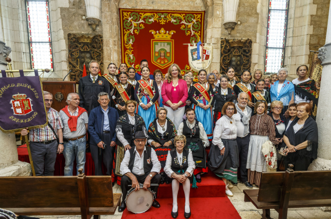Foto de familia de las autoridades y los burgaleses ausentes.