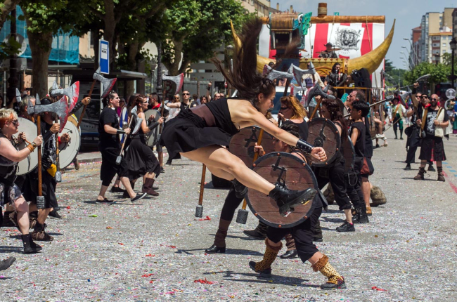 Un momento de la coreografía de la performance de los Blusas del Metal.