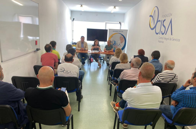 Reunión de Arnaiz con con usuarios del centro de empleo Aspanias.