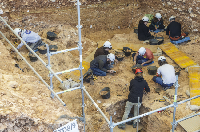 Trabajos en la superficie de Gran Dolina donde acarician el Estrato Aurora donde descansan restos de Homo antecessor.