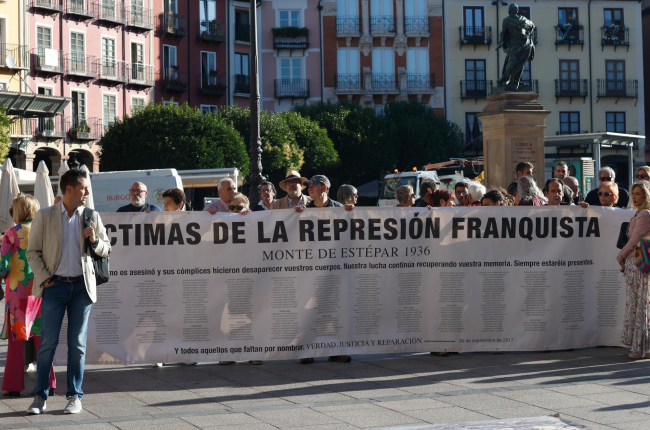 Protesta de la Asociación para la Recuperación de la Memoria Histórica frente al Ayuntamiento de Burgos.