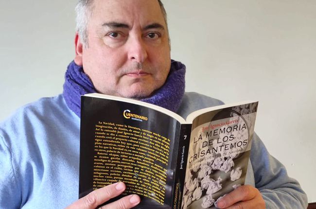 El escritor José Ignacio García, con un ejemplar de 'La memoria de los crisantemos'.