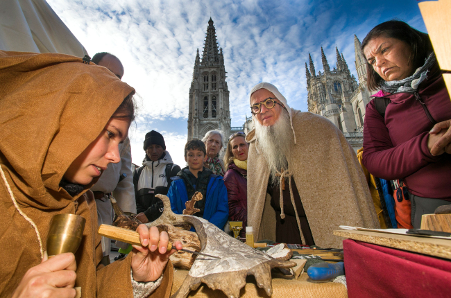 Mercados, pasacalles, torneos y batallas tomarán este fin de semana el casco histórico de Burgos para evocar su pasado medieval.