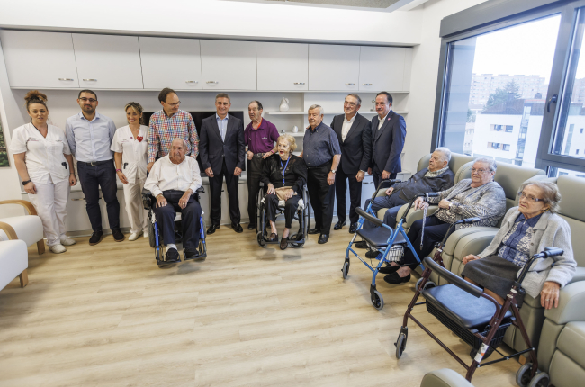 Los primeros ocupantes del nuevo bloque posan con los responsables de la Fundación Caja de Burgos y el personal de la residencia durante su inauguración.