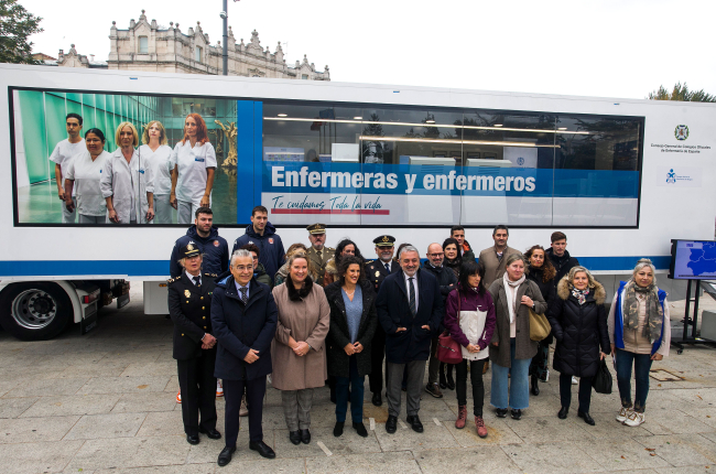Los responsables de la 'Ruta enfermera' posan con representantes de distintos sectores de la ciudad que acudieron a dar la bienvenida a la iniciativa.
