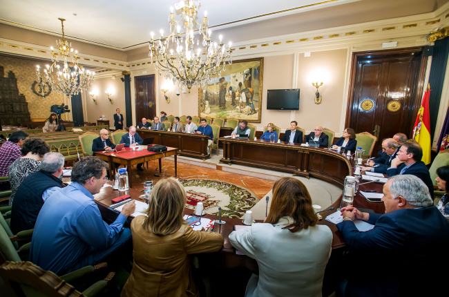 Pleno de la Diputación Provincial que ha aprobado los primeros presupuestos de este mandato con el voto a favor del PP y  Vox y en contra de PSOE y Sentir Aranda.