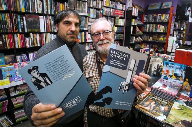 Sergio Izquierdo y Javier Martínez, con sendos ejemplares de ‘La hija del verdugo’, en la librería Viñetas.