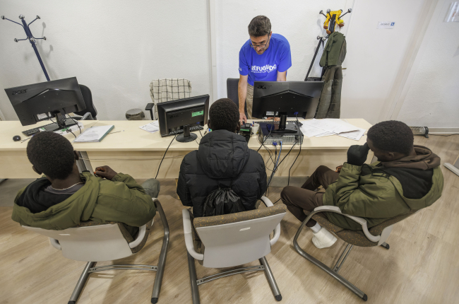 Tres jóvenes migrantes, procedentes de las islas Canarias, en la sede de Accem Burgos.
