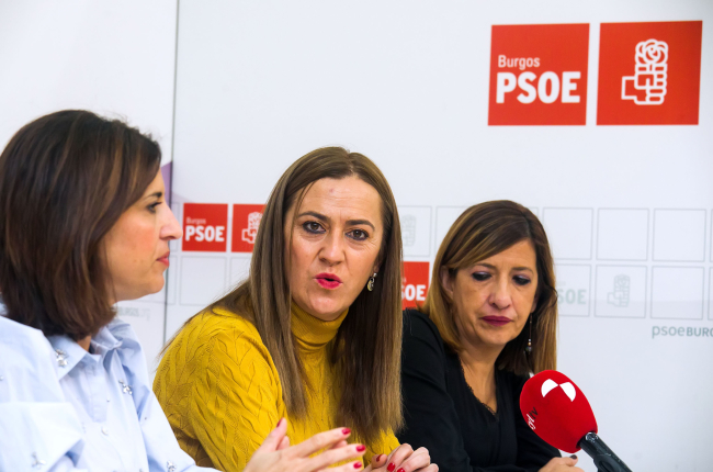 Un momento de la comparecencia de Virginia Barcones y Esther Peña, vicesecretaria general del PSOECyL, y secretaria general del PSOE de Burgos, respectivamente.