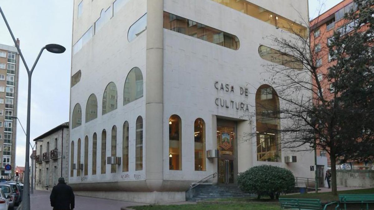 Visión exterior de la Casa de Cultura de Gamonal.
