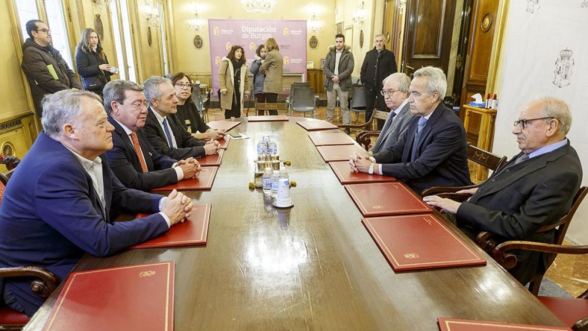 Representantes de la Diputación, la Institución Fernán González y la Real Academia Sevillana de Buenas Letras, este lunes en Burgos. SANTI OTERO