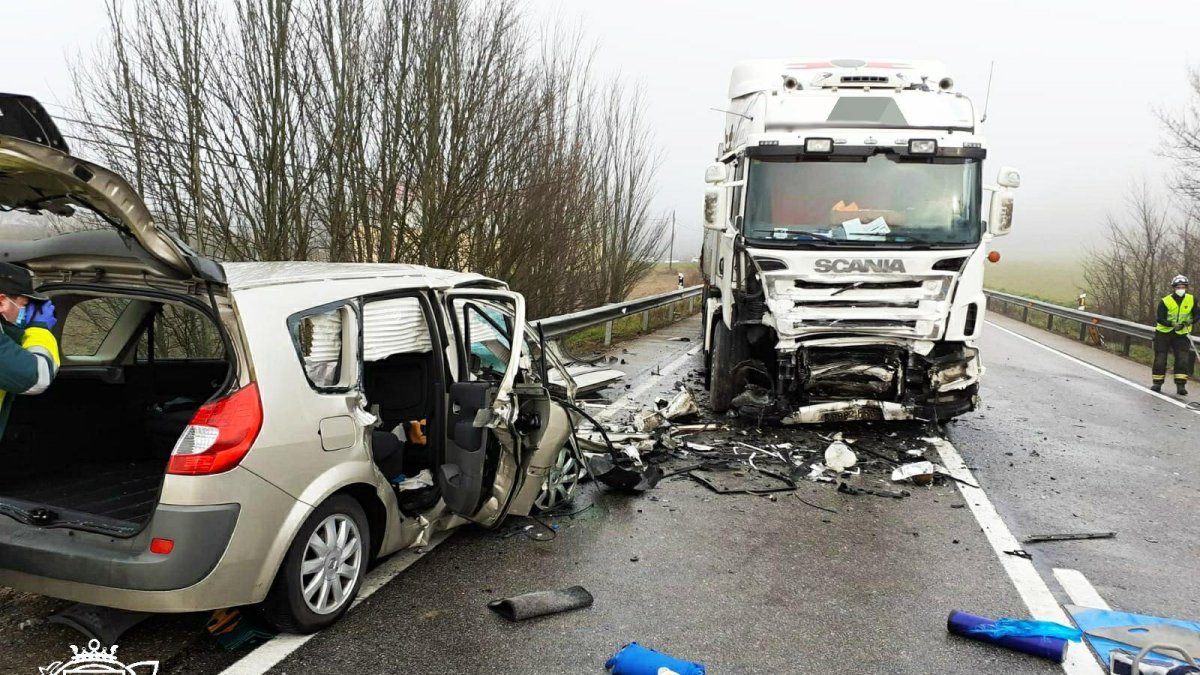Los dos vehículos chocaron frontalmente en la N-623. BOMBEROS DE BURGOS