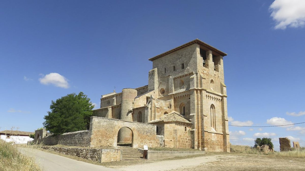 La iglesia de Santiago Apóstol de Villamorón impone por su magnitud, su altura y su recia arquitectura del primer gótico castellano. DARÍO GONZALO