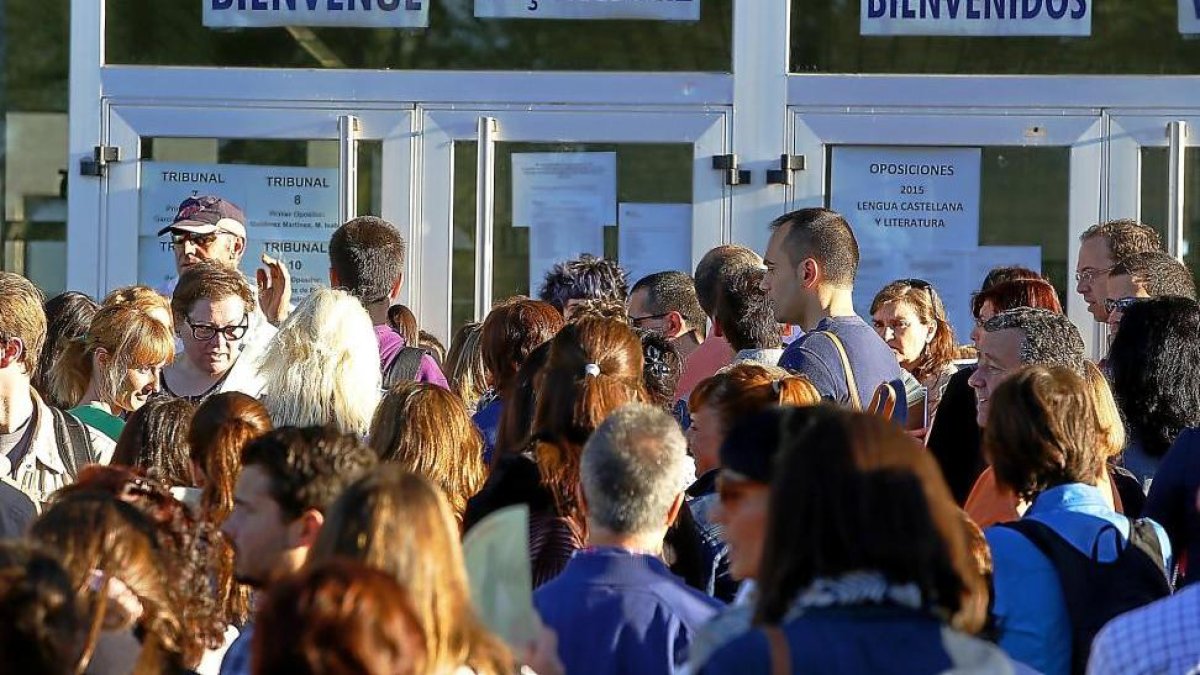 Imagen de archivo de aspirantes a las oposiciones de Secundaria a las puertas de un instituto. ICAL