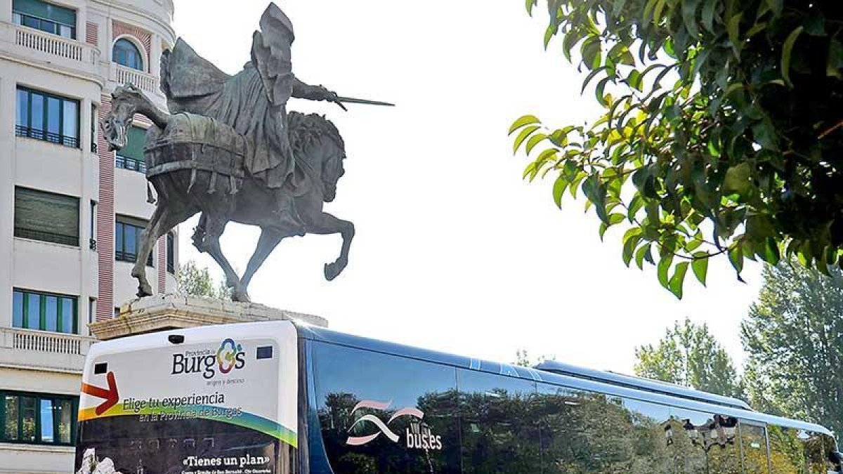 Autobús de Alsa a su paso por la capital burgalesa. ECB