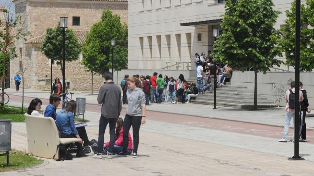 Un grupo de alumnos conversa frente al acceso a la Biblioteca Central de la UBU.