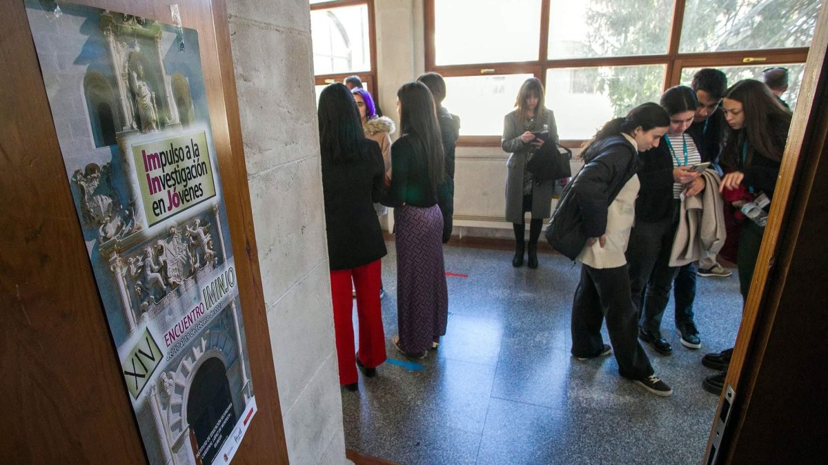 Un grupo de estudiantes en los pasillos del IES Cardenal López de Mendoza. TOMÁS ALONSO
