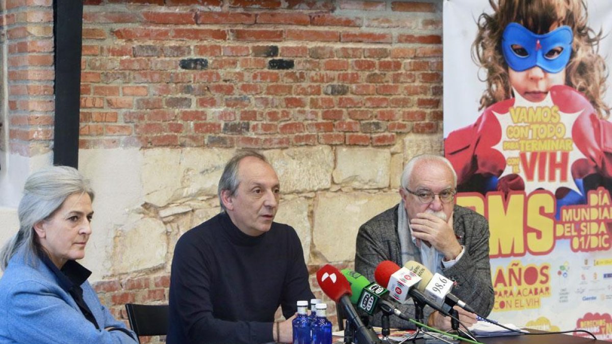 José Antonio Noguero y Juan Francisco Lorenzo, miembros del Comité Ciudadano AntiSida de Burgos, en una imagen de archivo