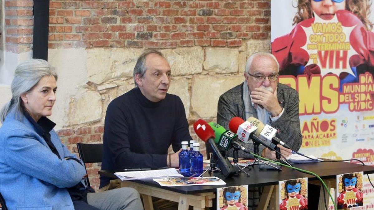 Miembros del Comité AntiSida de Burgos, durante la rueda de prensa del último Día Mundial de la Lucha contra el Sida.-RAÚL G. OCHOA