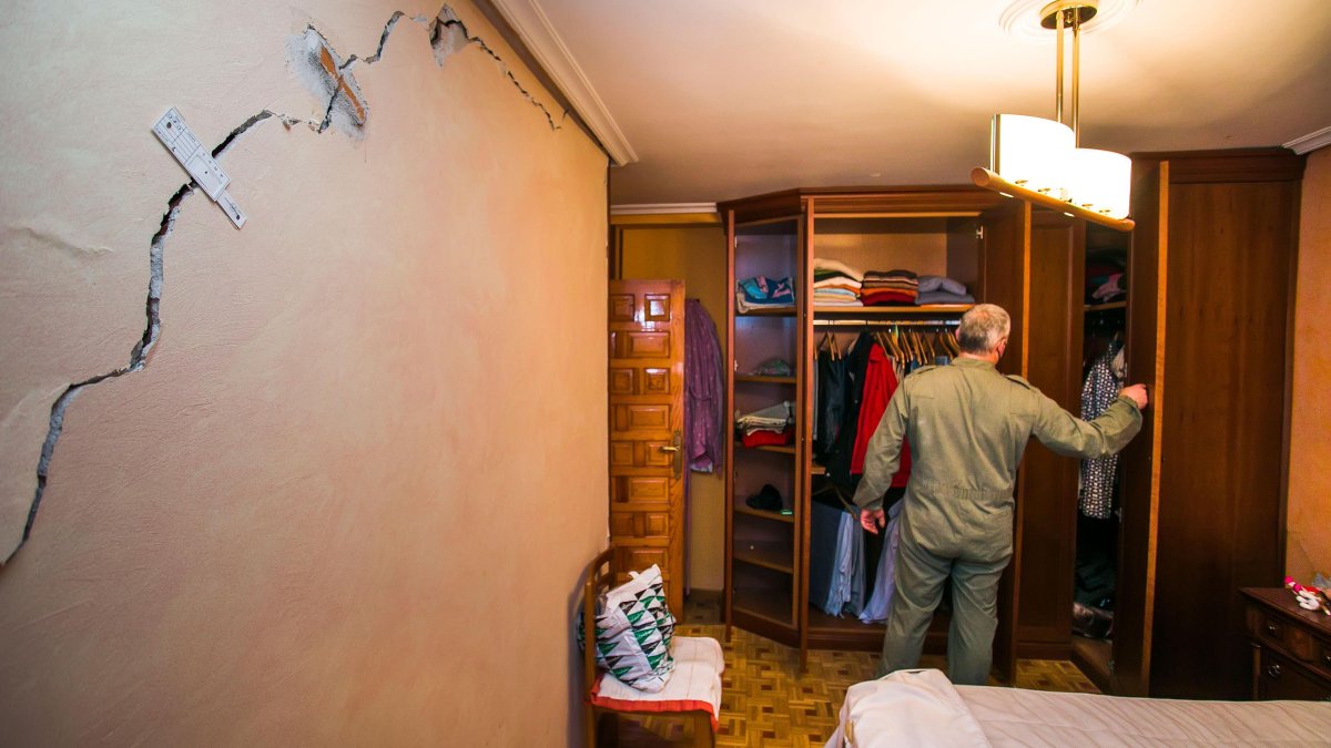 Las grietas en la vivienda de Óscar López han ido en aumento en los ocho años que lleva ya fuera del barrio. TOMÁS ALONSO