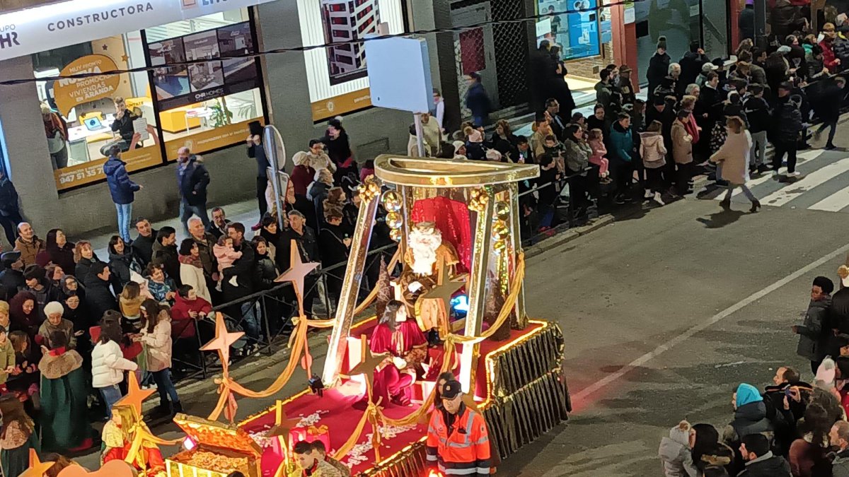 Con emoción y nervios, así fue recibida por cientos de personas en Aranda de Duero una cabalgata de Reyes llena de música, magia y regalos. L. V.