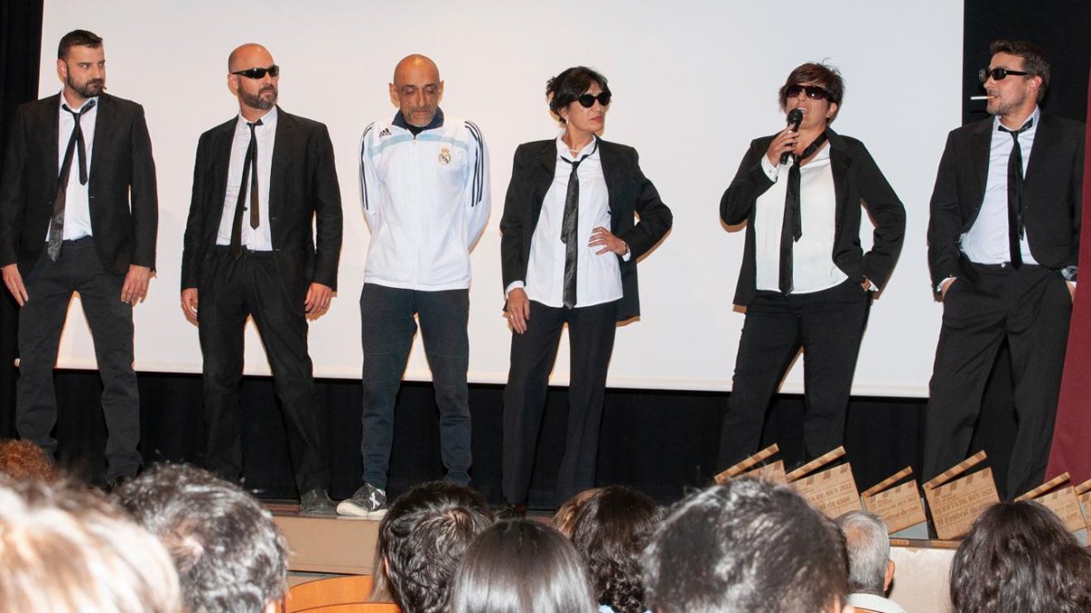 Los vecinos de Huerta de Rey que participaron en el vídeo promocional de Ponme Un Corto'22, entregan uno de los premios de la gala.