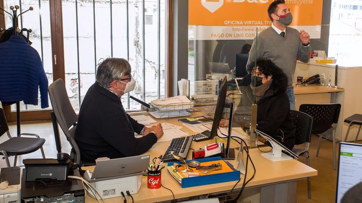 Daniel de la Rosa inauguró siendo alcalde la Oficina de Atención al Contribuyente (BAC) de Gamonal. 