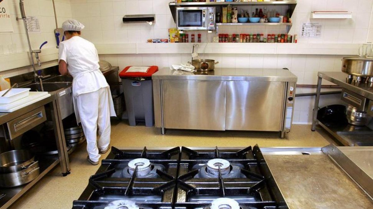 Una empleada de Cáritas trabajando en uno de los comedores sociales de la entidad.-SANTI OTERO