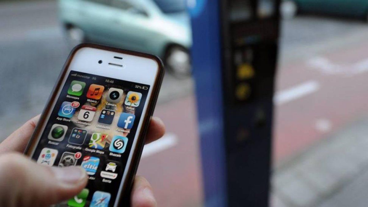 Los usuarios deben descargarse la apliación de pago de la zona azul en sus teléfonos móviles.-ISRAEL L. MURILLO