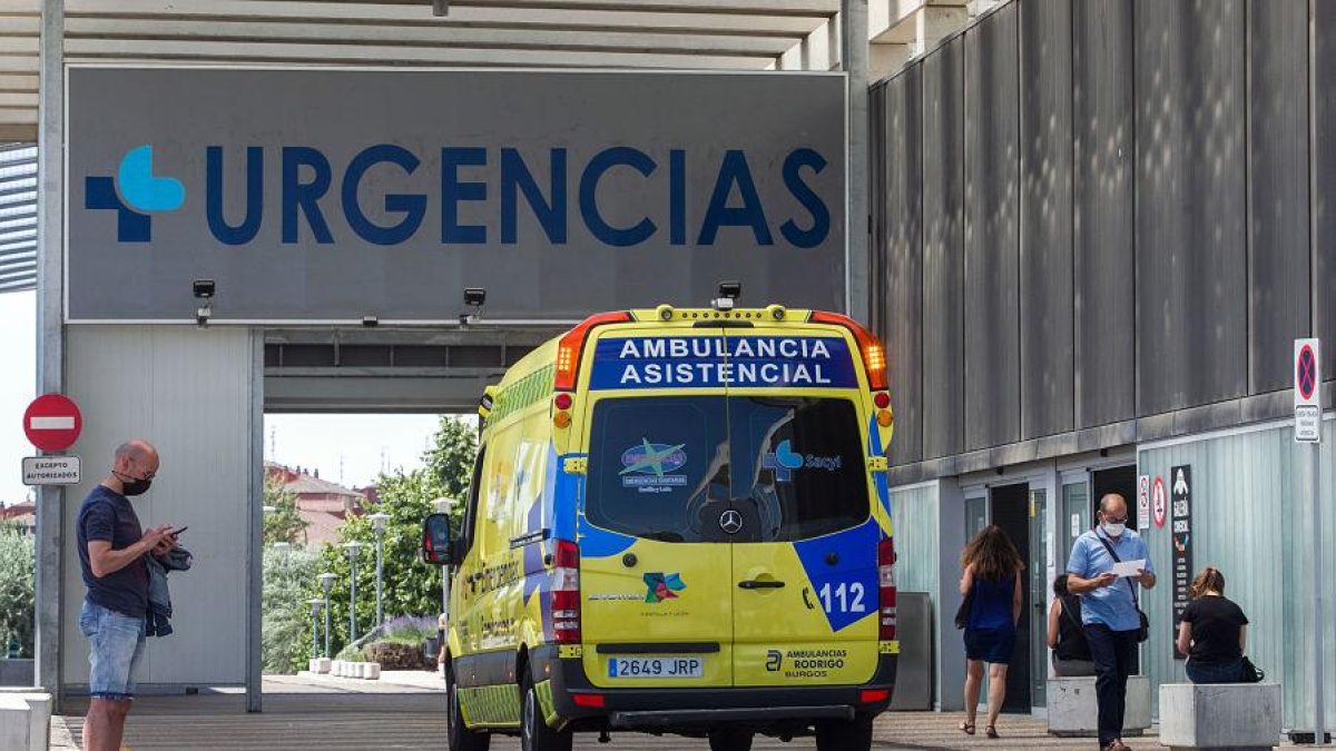 Una ambulancia frente a Urgencias del Hospital Universitario de Burgos (HUBU). 
