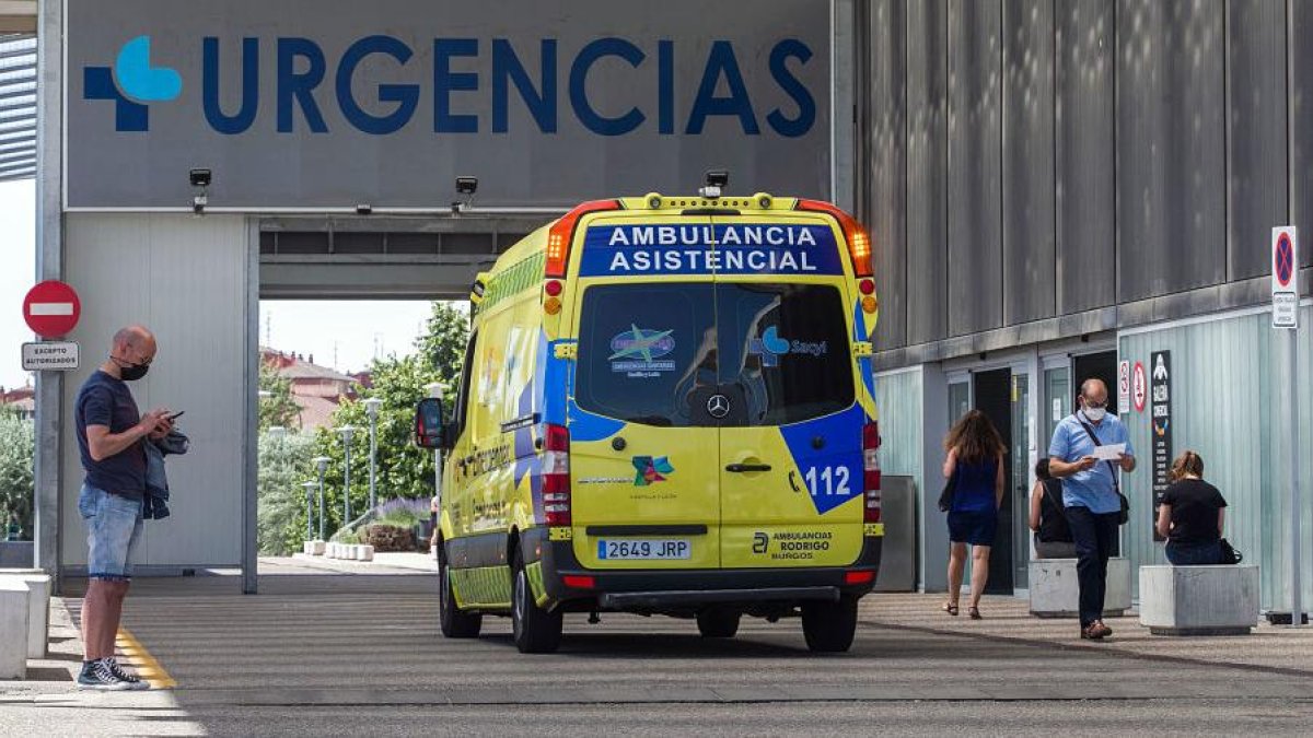 Una ambulancia traslada a un paciente a Urgencias del Hospital Universitario de Burgos (HUBU). TOMÁS ALONSO.