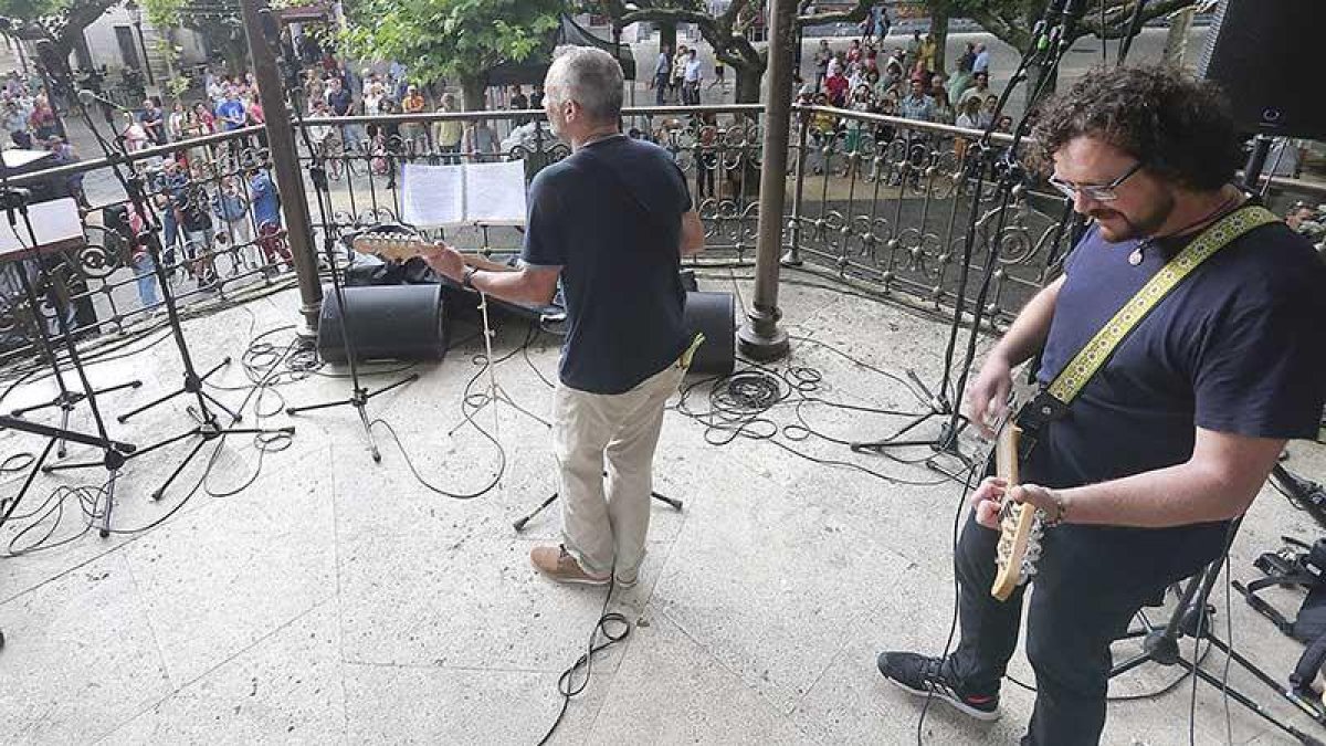 Las melodías que procedían del templete atrajeron a los viandantes cuando cesó la tormenta.-Raúl Ochoa