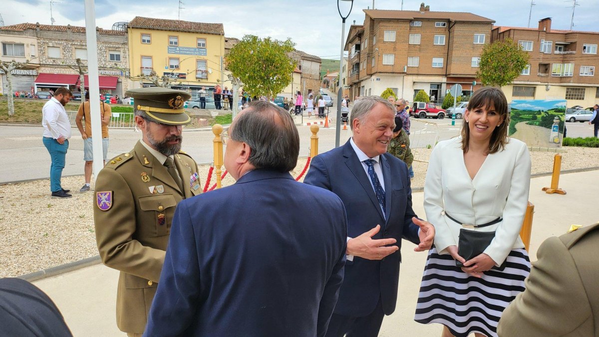La alcaldesa de Tardajos, Laura Puente, rodeada de las autoridades.