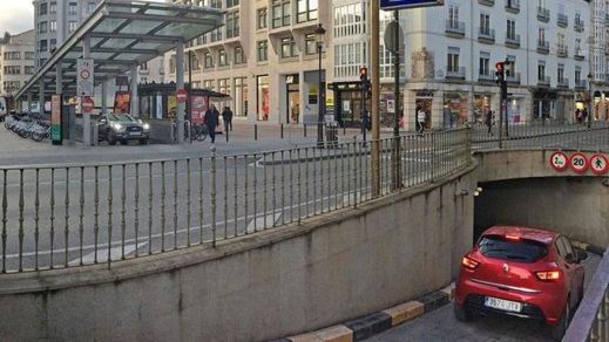 Entrada al aparcamiento municipal ubicado en la Plaza Mayor. ECB