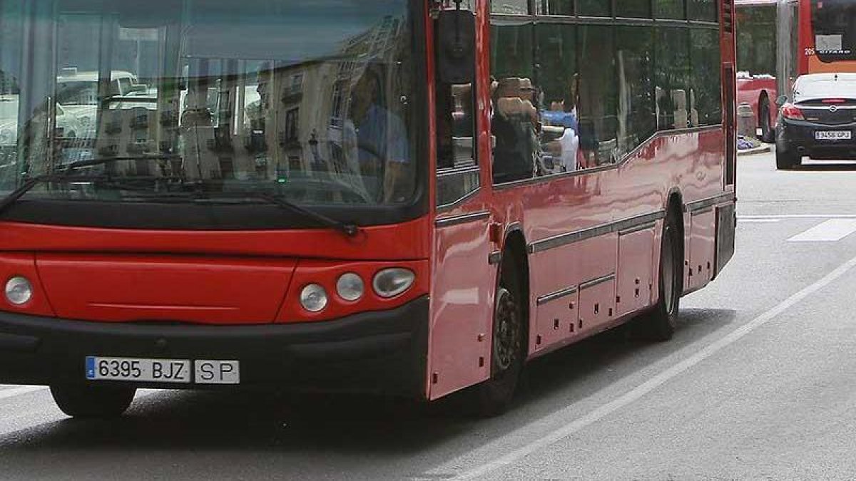 La flota de autobuses contará con seis nuevos vehículos.-