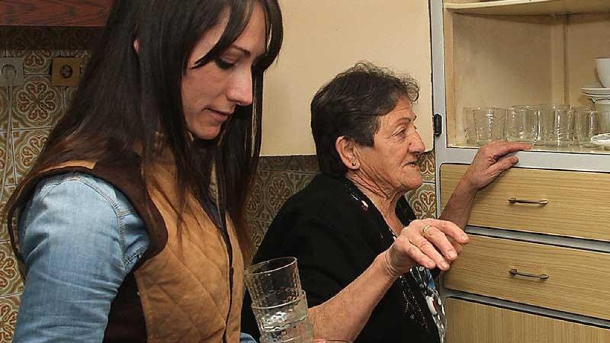Una trabajadora de ayuda a domicilio con una de las usuarias