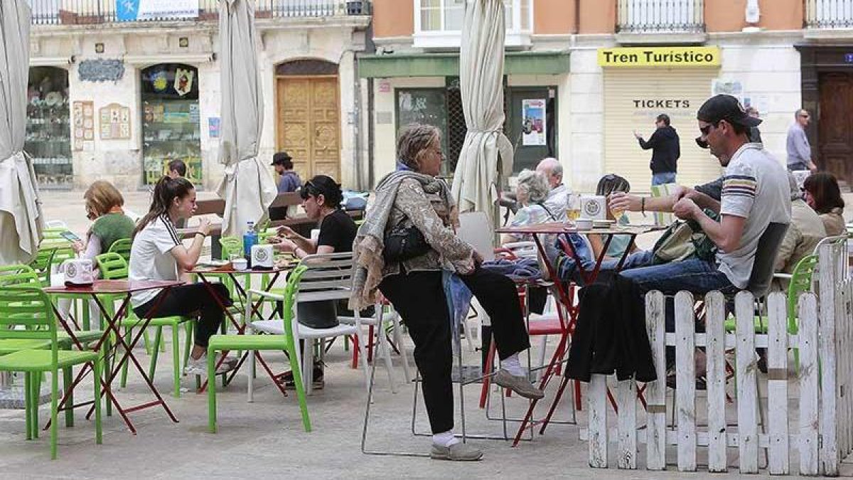 Varias personas disfrutan de las terrazas en la Plaza del Rey San Fernando.-RAÚL G. OCHOA