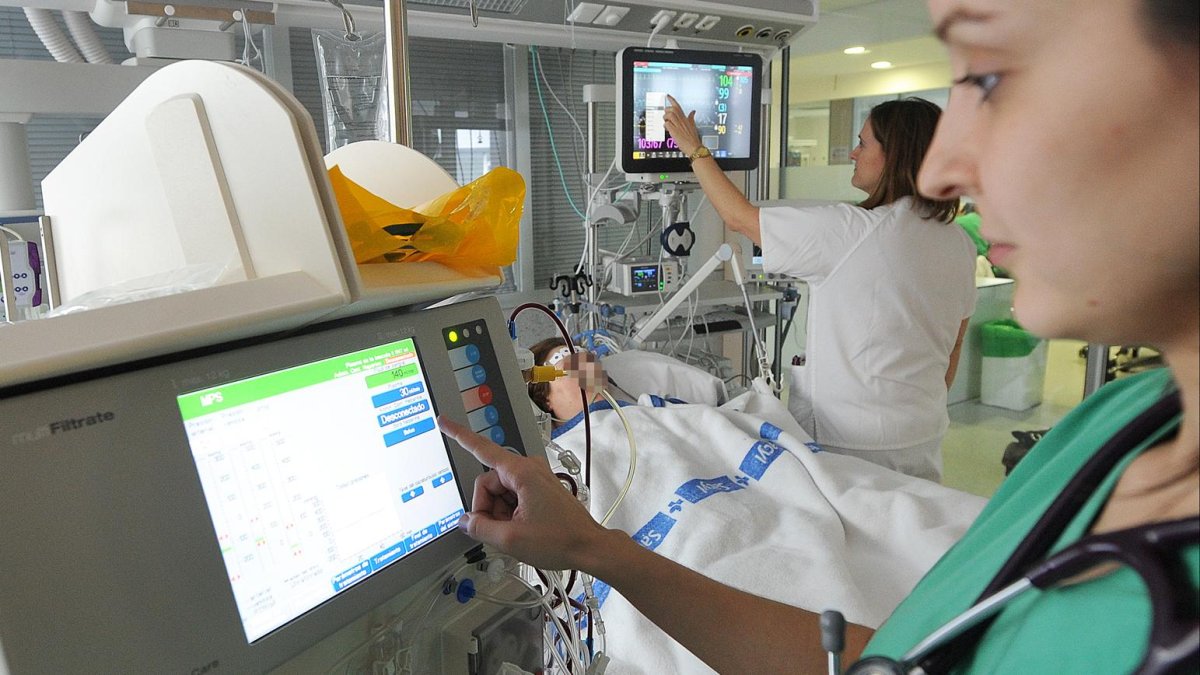 Dos sanitarias atienden a un paciente en el Hospital Universitario de Burgos. ISRAEL L. MURILLO