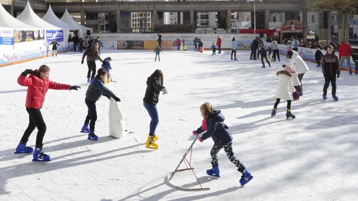 La pista de hielo este año se ha trasladado a la Plaza de España.-ISRAEL L. MURILLO