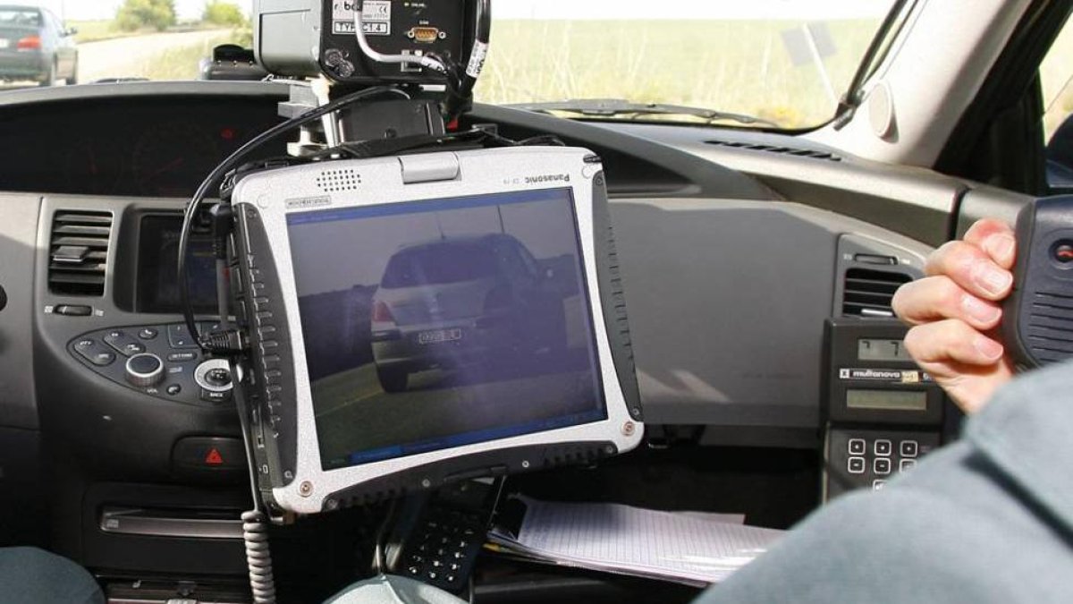 Vista interior de un vehículo de la Guardia Civil equipado con un sistema de control de velocidad.-ISRAEL L. MURILLO