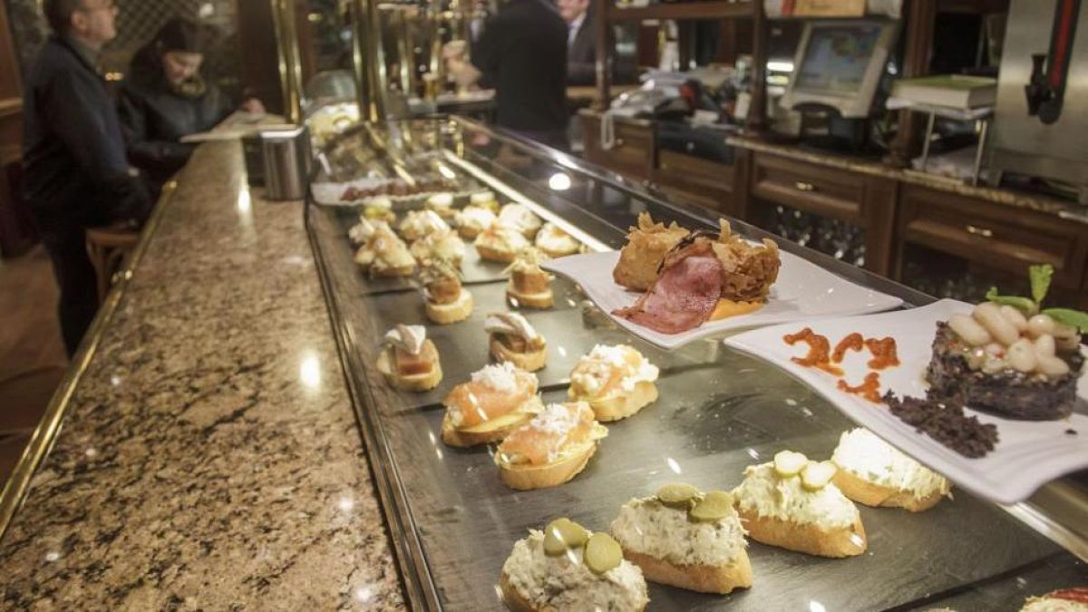 Los bares y restaurantes facturan el 18% de todo el año en las fechas navideñas. Las cenas de empresa, las salidas de pre y post comida y cena y, cada vez más, para la cena principal.-SANTI OTERO
