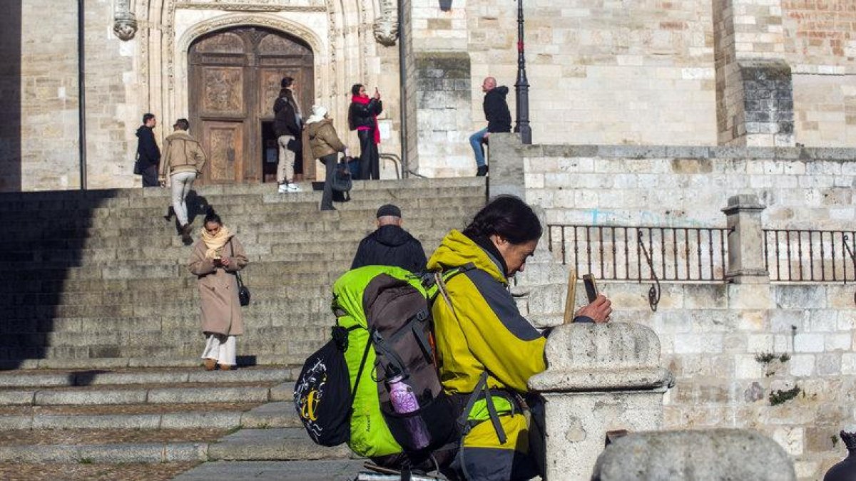 Varias personas hacen fotos de la Catedral de Burgos.